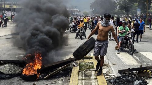 El caos se apodera de Venezuela en medio de rumores de golpe
