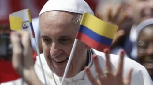 Un libro destaca el “rol silencioso” que tuvo Francisco en el acuerdo de paz colombiano