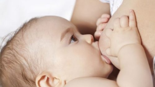 Crece en Argentina la proporción de mujeres que amamantan a sus hijos, a diferencia del resto del mundo