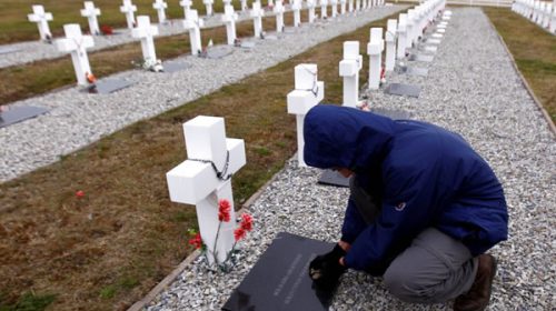 La Cruz Roja termina la exhumación de soldados argentinos sepultados sin nombre en Malvinas