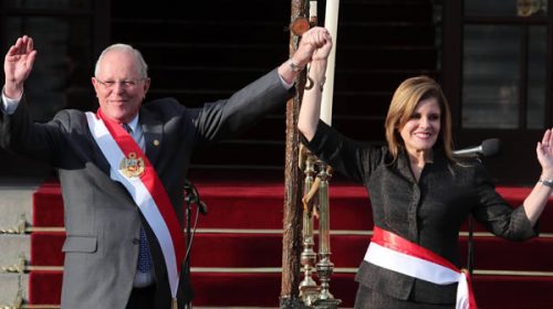 El presidente de Perú nombra nuevos ministros y cede ante la oposición