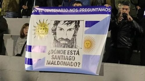 El reclamo por Santiago Maldonado también estuvo presente en el Centenario