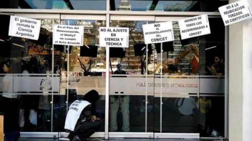 Científicos del Conicet toman el ministerio de Ciencia en reclamo por 500 becarios que fueron echados