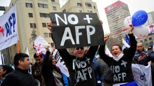 Convocan a un plebiscito en Chile para reformar el sistema privado de jubilaciones