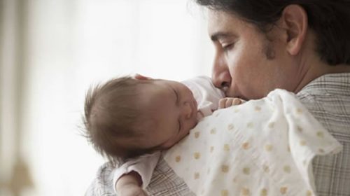 Quieren llevar a 10 días la licencia por paternidad