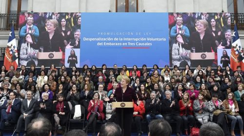 Michelle Bachelet promulgó la ley que despenaliza el aborto en Chile