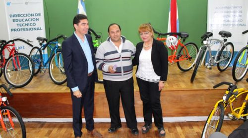 Entregaron bicicletas a estudiantes de escuelas técnicas