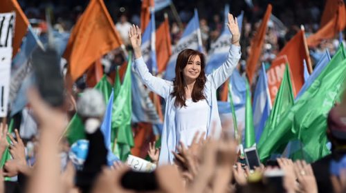 Cristina en Racing: “Si estás mal, no votes ajuste, precarización, ni desigualdad”