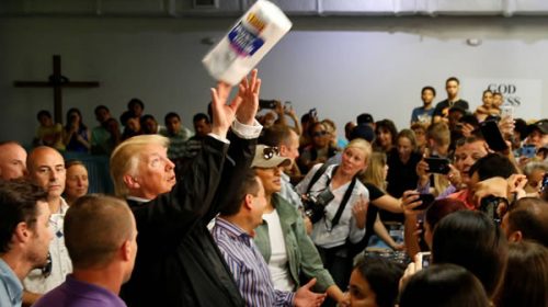 Trump lanza rollos de papel a los damnificados del huracán María en Puerto Rico