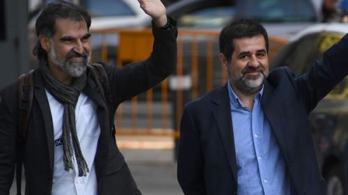 Cataluña: dictaron prisión a líderes independentistas y estalló un cacerolazo