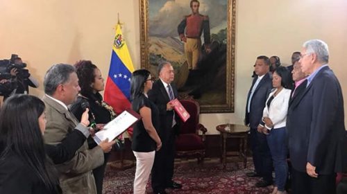 Venezuela: gobernadores opositores juraron ante la Constituyente pese al rechazo de la MUD