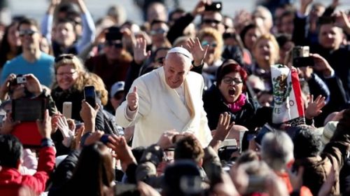 Francisco se enojó con los que sacan fotos durante las misas