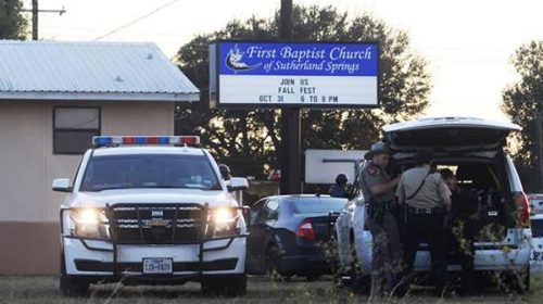 Un hombre armado asesina al menos a 26 personas en una iglesia de Texas