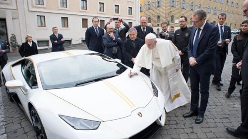 Le regalaron al papa Francisco un Lamborghini y lo subastó para caridad