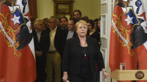 Bachelet se pone al frente de la campaña para derrotar a Piñera
