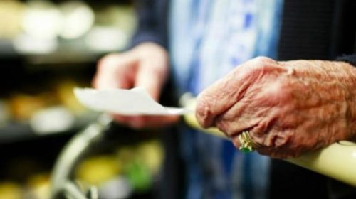Sólo el 22% de jubilados y 6% de beneficiarios de la AUH percibieron devolución del IVA en compras con tarjeta