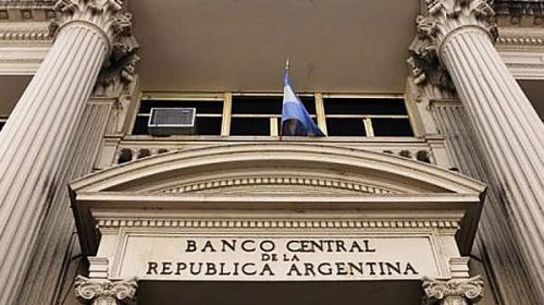 El Central volvió a emitir pesos por compra de dólares y se complica la próxima meta monetaria