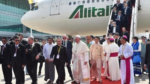 El papa Francisco llegó a Myanmar en una delicada visita oficial