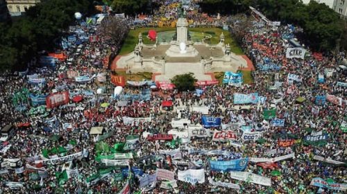 Marcha contra las reformas incluyó mensaje a la CGT y una advertencia de paro general