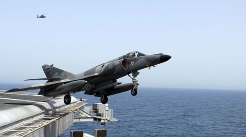 Argentina le compró cinco aviones de combate a Francia para reforzar las FFAA