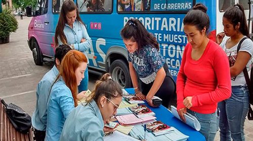 Esta semana continúa la distribución de formularios para acceder a una beca estudiantil