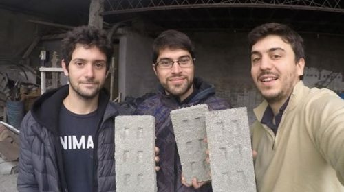 Fabrican ladrillos con botellas de plástico y los premian con 600 mil dólares