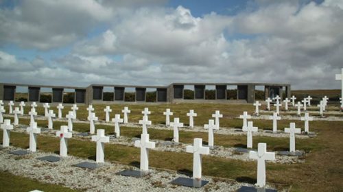 Entregan a la Argentina el informe sobre la identificación de tumbas en Malvinas