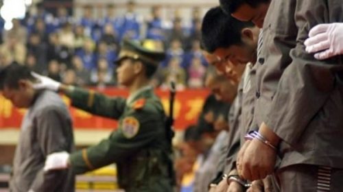 China ejecuta a diez personas tras juzgarlas ante miles de personas en un estadio