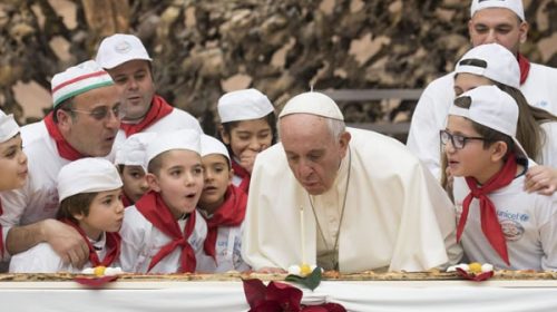 El Papa Francisco celebró sus 81 años con niños asistidos en una clínica vaticana
