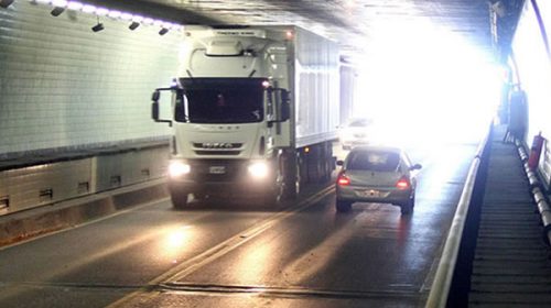 Controlarán el peso de vehículos de carga en el Túnel Subfluvial