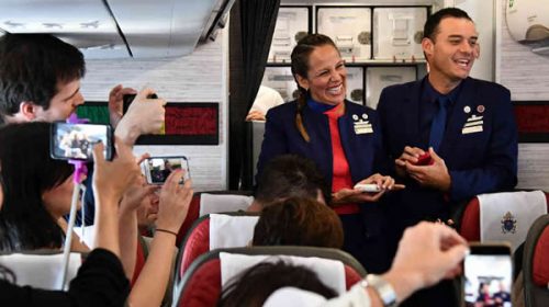 “Hecho histórico”: Francisco casó a una pareja a bordo del avión en que viajaba