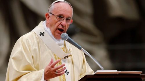 Francisco pidió perdón por haber exigido pruebas a las víctimas de curas violadores