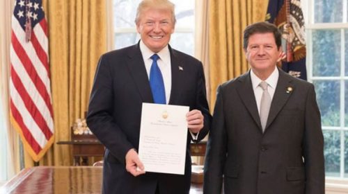 Trump recibió con una burla al nuevo embajador argentino en EEUU: “Lemons, lemons, lemons”