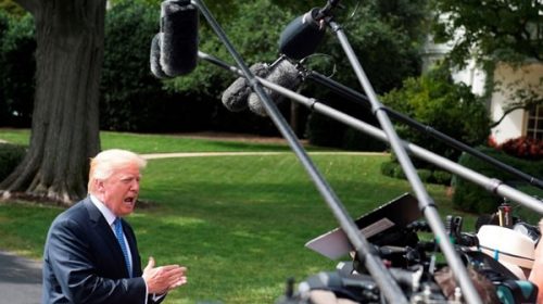 Otro round entre Donald Trump y los medios: ahora entregó los premios “Noticias Falsas”