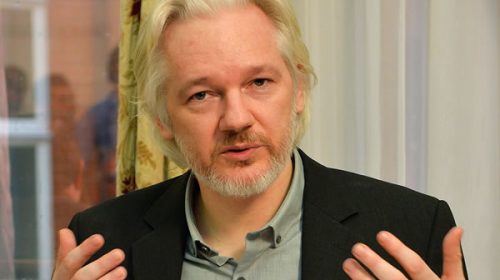 Corte británica decide si levanta orden de arresto de Assange
