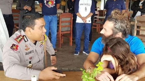 Hallaron en Indonesia a la niña argentina cuyo padre se llevó sin permiso hace 8 meses
