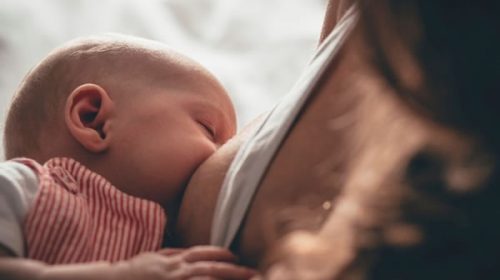 Logran que una mujer transgénero pueda darle la teta a su bebé