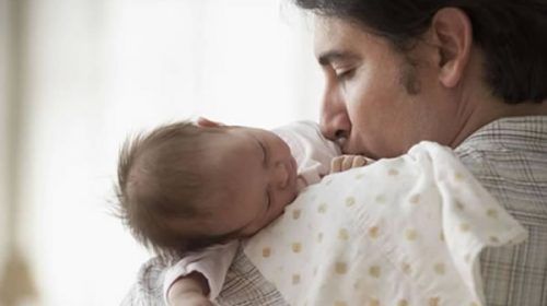 Extienden licencias por paternidad y las madres podrán trabajar menos horas