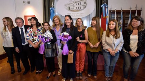 Revalorizan la historia de mujeres en retratos expuestos en Casa de Gobierno