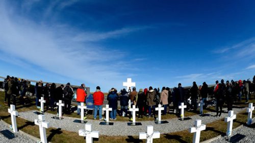Prohibieron banderas argentinas en el cementerio de Malvinas