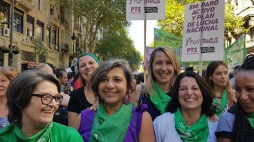 8M teñido de verde y violeta: ¿por qué esos colores?