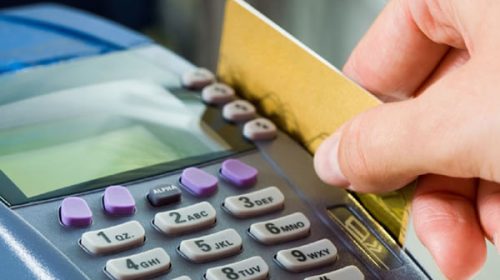 Críticas a la medida que obliga a los comercios a aceptar tarjeta de débito