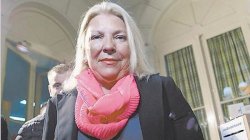 Carrió defendió el canje de pasajes y le tiró por elevación al Presidente