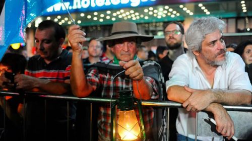 Protesta con velas contra aumentos de tarifas