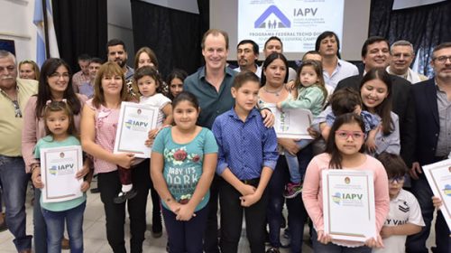 El gobierno ya adjudicó las primeras viviendas del programa provincial