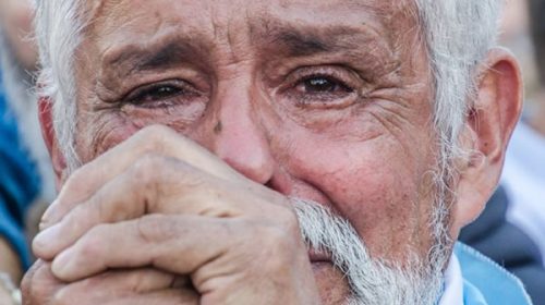 Acto contra el FMI: ¿quién es el hombre de las fotos que conmueven a todos en las redes?