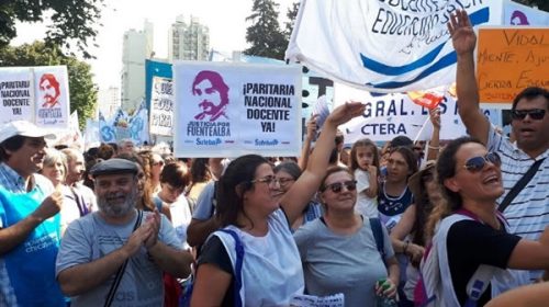Como hace 30 años, docentes de todo el país paran y marchan a Plaza de Mayo por una paritaria nacional