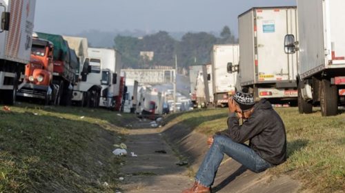 Brasil: camioneros mantienen paralizadas las rutas y petroleros se suman a la huelga