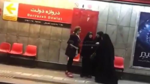 “Me visto como quiero, no es asunto de ustedes”: así se rebelan las mujeres de Irán contra el velo obligatorio