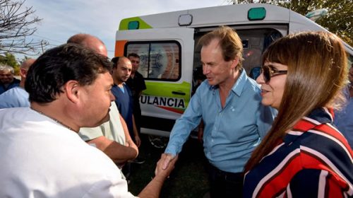 El gobierno ya entregó 10 nuevas ambulancias de las 20 compradas